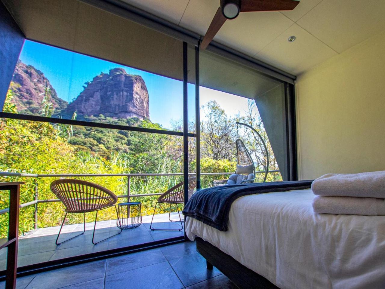 Bajo La Montana Hotell Tepoztlán Exteriör bild